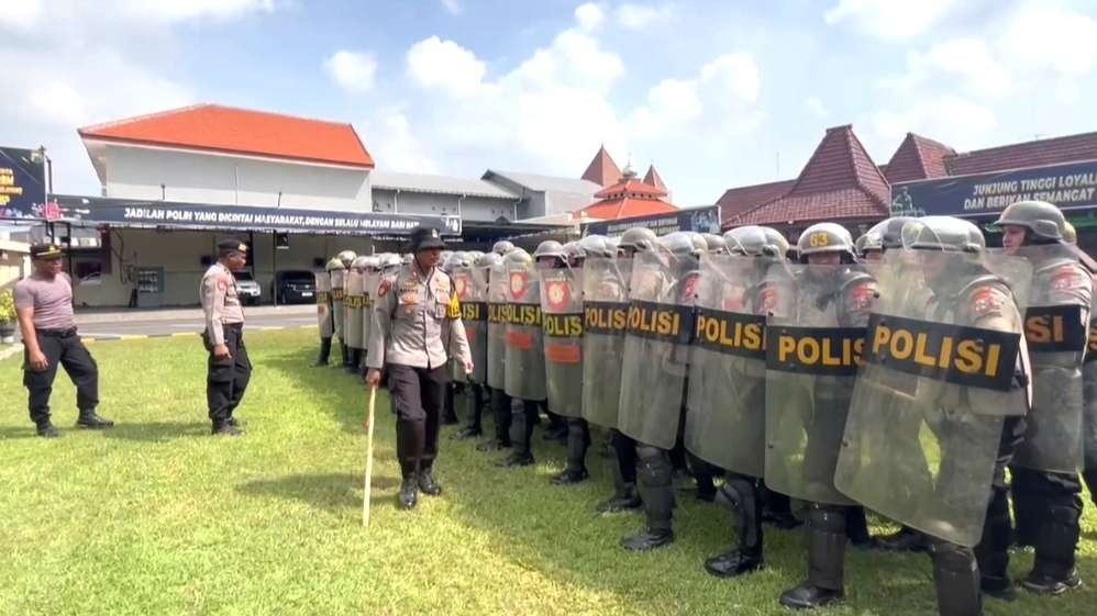 Personel Polres Mojokerto Kota latihan pengamanan Pilkada 2024.(Foto: Deni Lukmantara/Ngopibareng.id)