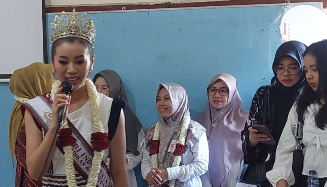 Puteri Indonesia Pendidikan dan Kebudayaan, Melati Tedja saat mengunjungi SDN Sukabumi 2, Kota Probolinggo. (Foto: Ikhsan Mahmudi/Ngopibareng.id)