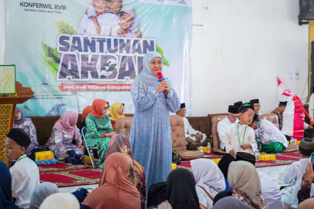 Ketua Umum PP Muslimat NU, Khofifah Indar Parawansa menghadiri santunan ribuan anak yatim di Konferwil NU. (Foto: Istimewa)