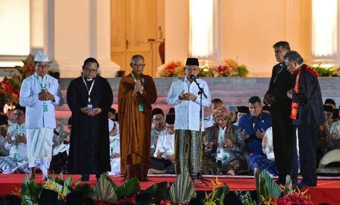 Wapres KH Ma’ruf Amin dengan didampingi lima tokoh lintas agama memimpin doa pada acara dzikir dan doa kebangsaan 79 tahun Indonesia Merdeka yang digelar di Halaman Istana Merdeka, Jakarta. Ffoto: Setwapres)