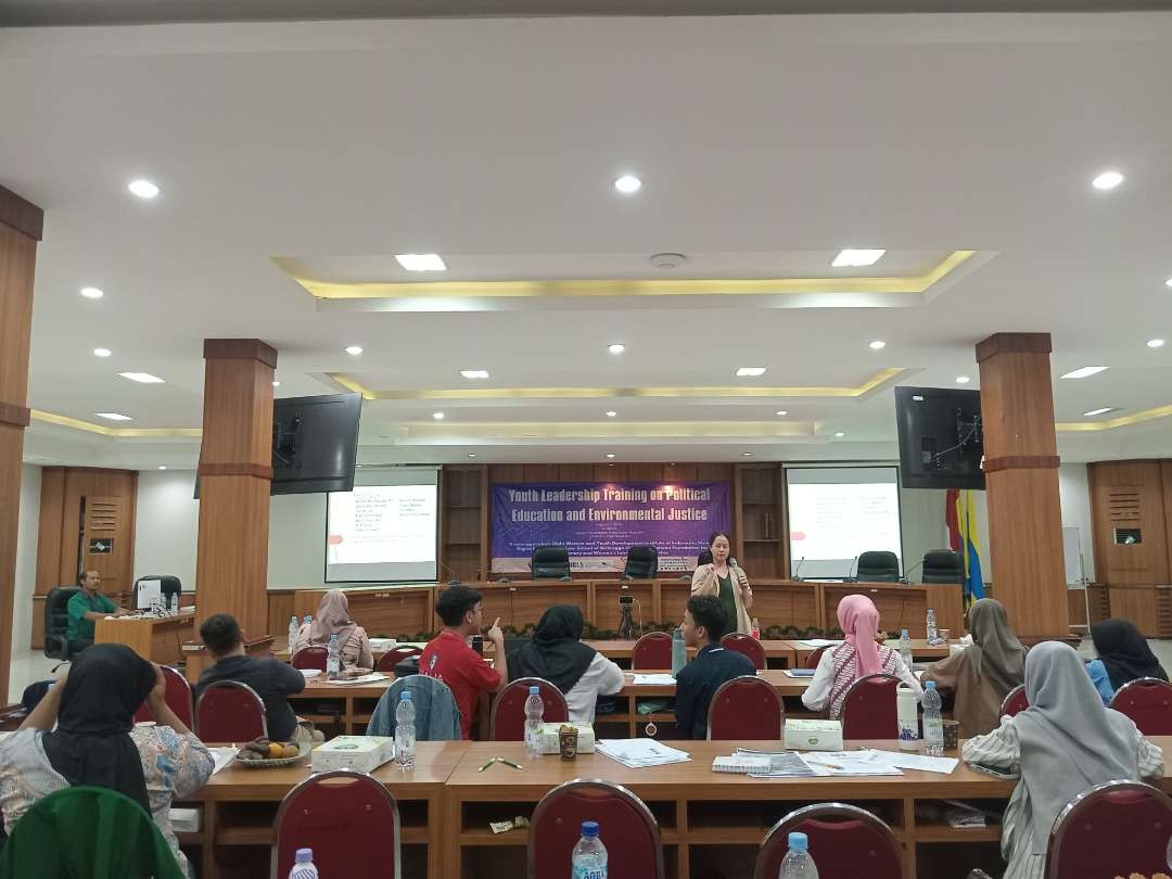 Suasana seminar "Youth Leadership Training on Political Education and Enviromental Justice", bertempat di Aula Pancasila FH Unair, Sabtu 3 Agustus 2024. (Foto: Julianus Palermo/Ngopibareng.id)