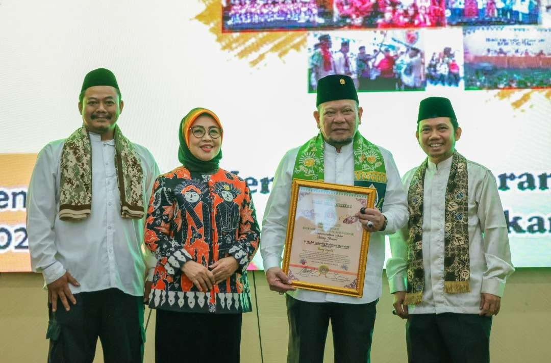 Ketua DPD RI AA LaNyalla Mahmud Mattalitti menerima gelar kehormatan Abang Betawi. (Foto: TIm Media LaNyalla)