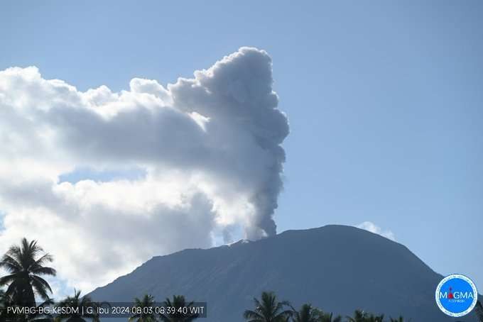 Gunung Api Ibu mengalami erupsi. Gunung terletak di Kab\Kota Halmahera Barat, Maluku Utara kini berstatus awas, pada Sabtu 3 Agustus 2024. (Foto: dok. magma.esdm)