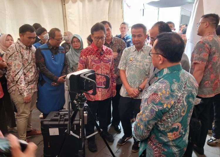 Menteri Kesehatan RI Budi Gunadi Sadikin saat meluncurkan alat skrining tuberkulosis (TB), Portable X-Ray. Kegiatan bersamaan dalam Kampanye TBC pada peringatan Hari Anak Nasional 2024 di Gedung Sate, Bandung, Jumat 2 Agustus 2024 lalu.(Foto: dok. kemkes)