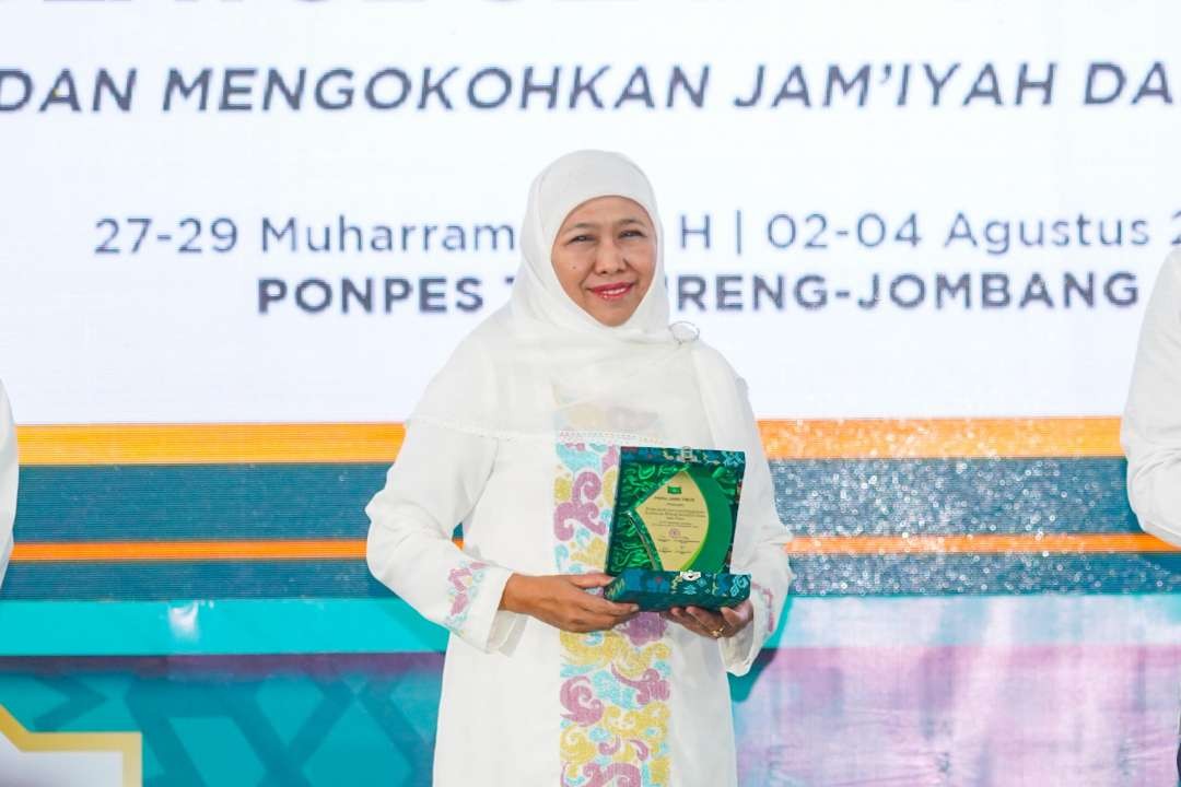 Ketua Umum Pengurus Pusat (PP) Muslimat Nahdlatul Ulama (NU), Khofifah Indar Parawansa menerima cinderamata  dari Pengurus Wilayah Nahdlatul Ulama (PWNU) Jatim, saat Pembukaan Konferensi Wilayah (Konferwil) XVII Nahdlatul Ulama (NU) Jawa Timur di Pondok Pesantren Tebuireng, Kabupaten Jombang, Jawa Timur, Jumat 2 Agustus 2024 malam. (Foto: Istimewa)