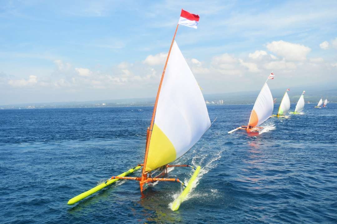 Lomba Perahu layar lintas Selat Bali yang digelar Lanal Banyuwangi (Foto : istimewa)