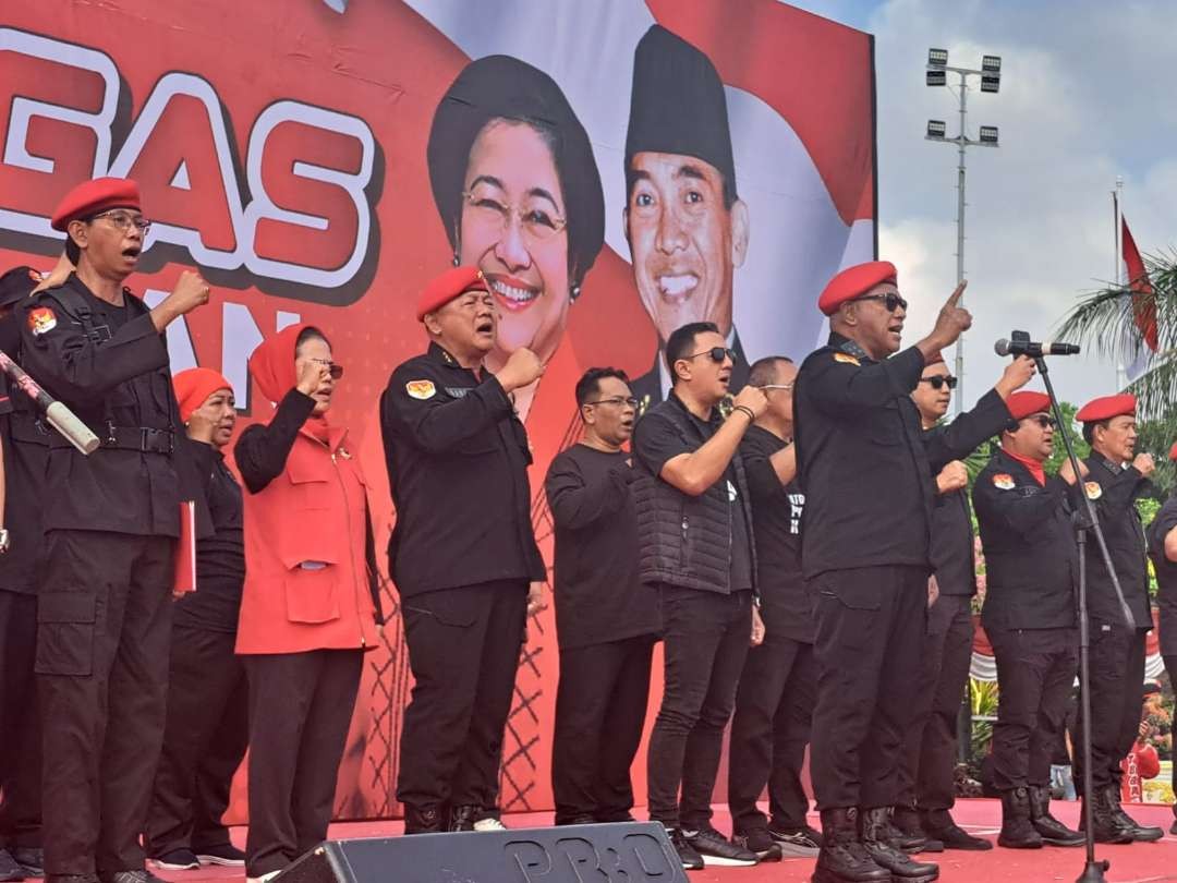 Ketua DPP PDIP Bidang Kehormatan Komarudin Watubun, saat memberi instruksi kepada 5 ribu anggota satgas yang akan mengawasi jalannya Pilkada di Surabaya dan Sidoarjo, Sabtu 3 Agustus 2024. (Foto: Julianus Palermo/Ngopibareng.id)