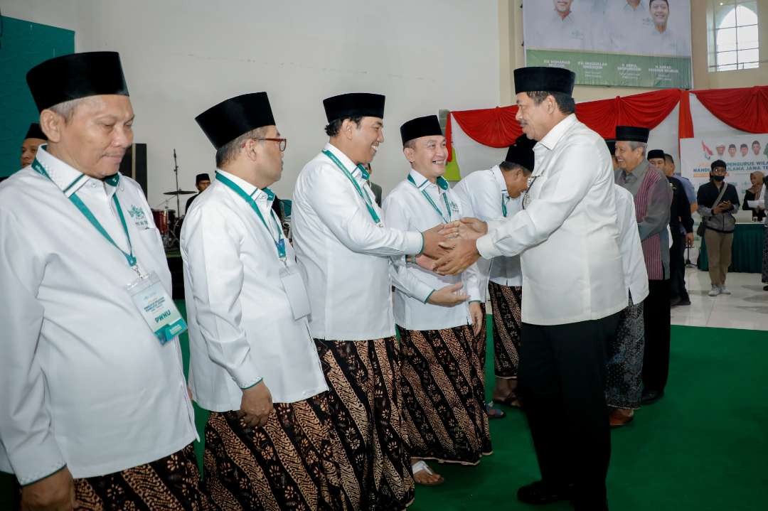 Pj Gubernur Jawa Tengah,  Nana Sudjana dalam pelantikan 60 Pengurus Wilayah Nahdlatul Ulama (PWNU) Jawa Tengah masa Khidmat 2024-2029. (Foto: Dok. Prov Jateng)