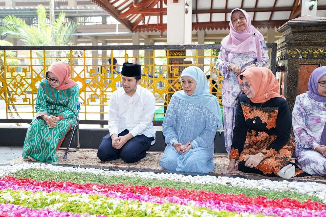 Khofifah Indar Parawansa sampaikan kerinduannya melalui doa kepada sang guru, Gus Dur dan Gus Sholah. (Foto: Dok. Khofifah Indar Parawansa)