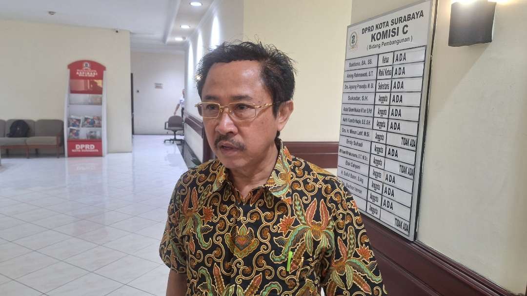 Ketua Komisi C DPRD Kota Surabaya, Baktiono menyampaikan aspirasi masyarakat yang menolak PSN SWL. (Foto: Julianus Palermo/Ngopibareng.id)