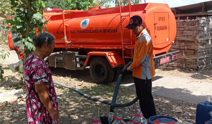 Dropping air oleh petugas Badan Penanggulangan Bencana Daerah (BPBD) Tulungagung di desa-desa yang mengalami keisis air bersih pada kemarau 2024. (Foto: dok. bpbd tulungagung)