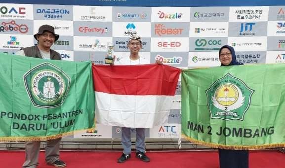 Robotic MAN 2 Jombang PPDU, Achmad Fattah (tengah)  Persembakan medali emas yang direbutnya padarsembahkan medali emasYouth Robot Competition (IYRC) 2024.untuk santri dan  MAN Indonesia ( foto: istimewa)abN