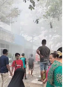 Kebakaran di semak belukar lahan kosong tak jauh dari RSUD R. Sosodoro Djatikoesoemo Bojonegoro pada Minggu 4 Agustus 2024. (Foto: dok. damkarmat bojonegoro)