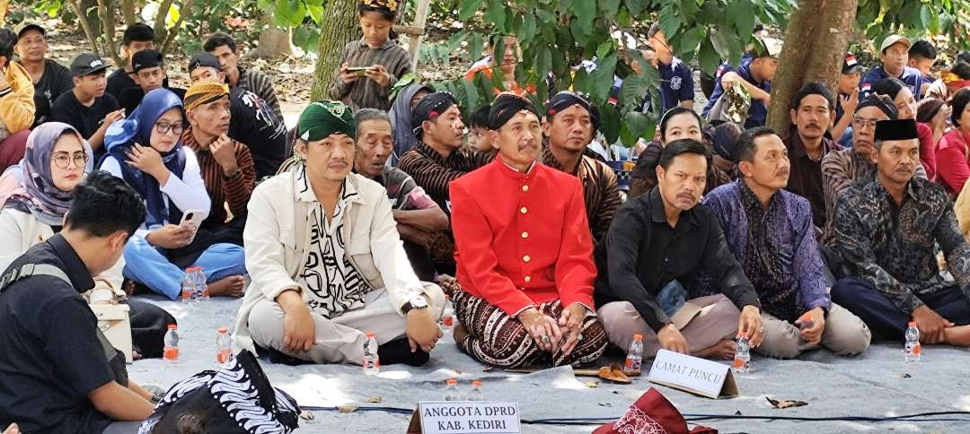 Kirab budaya bersih desa yang diadakan warga Dusun Dorok Desa Manggis (Foto: Fendi Lesmana/Ngopibareng.id)