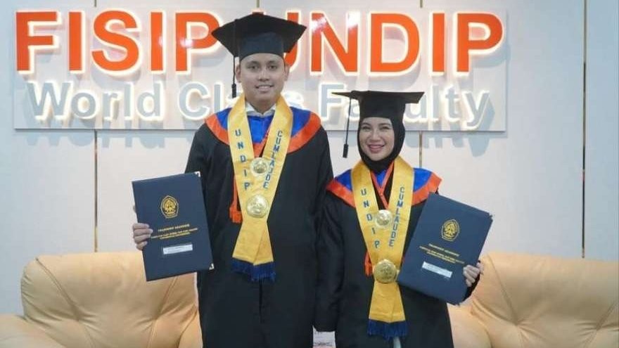 Bupati Kendal, Dico Ganinduto, dan istri, Chacha Frederica, wisuda bersama S2 Undip Semarang, Selasa 30 Juli 2024. (Foto: Instagram @chafrederica)