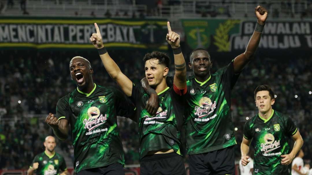 Pemain Persebaya merayakan gol yang dicetak oleh Bruno Moreira ke gawang Persik di Stadion Gelora Bung Tomo, Surabaya, Minggu 4 Agustus 2024. (Foto: Fariz Yarbo/Ngopibareng.id)