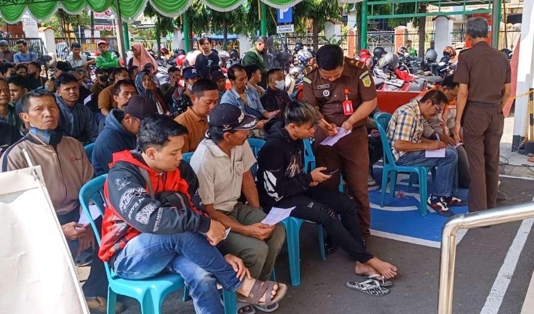 Antrean pengambilan tilang di Sidoarjo, Jawa Timur. (Foto: Aini Arifin/Ngopibareng.id)