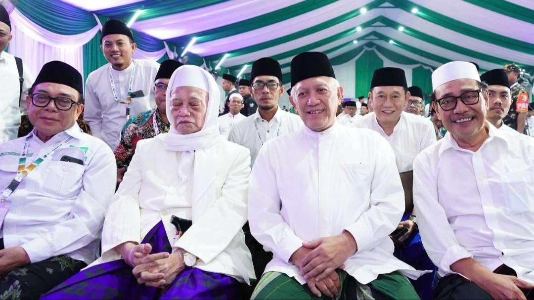 KH M Anwar Manshur, Rais Syuriah terpilih PWNU Jatim bersama KH Kikin Abdul Hakim Mahfudz, diapit KH Ali Maschan Moesa dan KH Moh Hasan Mutawakkil Adalah di arena Konferwil NU di Tebuireng Jombang. (Foto: adi/ngopibareng.id)