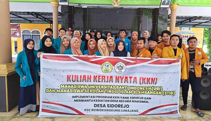 Kolaborasi antara mahasiswa Kuliah Kerja Nyata (KKN) dari Universitas Bakti Indonesia (UBI) dan Sekolah Tinggi Islam Blambangan (STIB) dengan masyarakat di Desa Sidorejo, Kecamatan Rowokangkung, Lumajang. (Foto: Kominfo Lumajang)