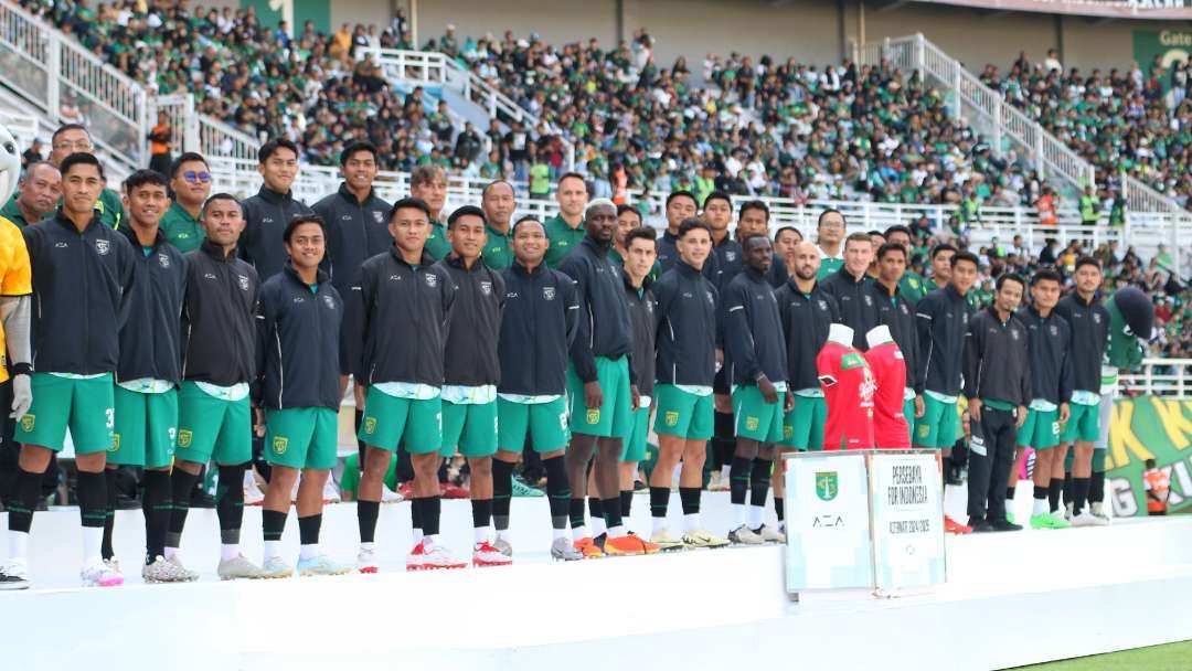 Jajaran pelatih dan pemain Persebaya untuk musim 2024/2025. (Foto: Fariz Yarbo/Ngopibareng.id)