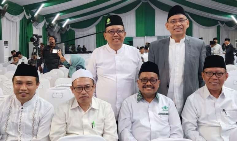 Prof M Mas'ud Said bersama sejumlah tokoh, Prof M Masih (Rektor Universitas Airlangga, berjas) dan Prof Maskuri (mantan Rektor Unisma, kanan). (Foto: adi/ngopibareng.id) 