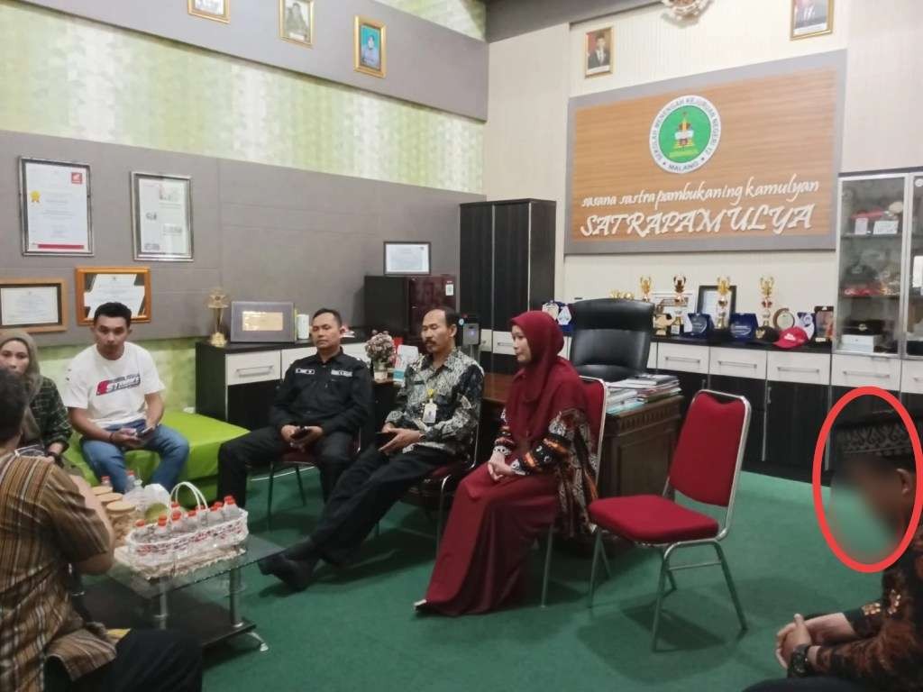 Oknum guru Pendidikan Agama Islam, berinisial AK hanya bisa tertunduk saat digelar mediasi dengan sekolah dan korban serta keluarganya. (Foto: SMKN 12 Malang)