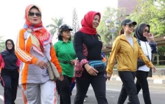 Komunitas ibu-ibu olahraga pagi sambil ngerumpi alias rasan-rasan tak cepat lelah. (Foto: Asmanu Sudarso/Ngopibareng.id)