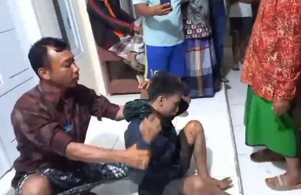 Nur Hasan tertangkap warga saat mencuri gabah di Selogudig Wetan, Kecamatan Pajarakan, Kabupaten Probolinggo. (Foto: tangkapan layar video warga)