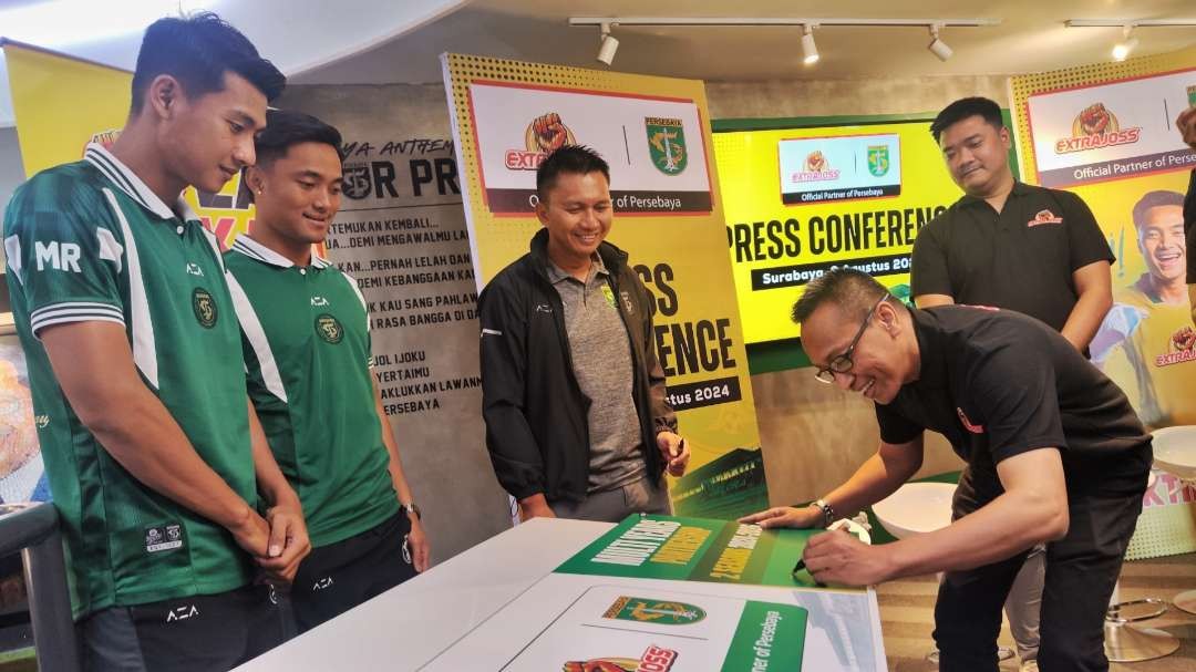 Arwin Nugraha selaku Head of Marketing PT Bintang Toedjoe menandatangani perjanjian kerja sama dengan Persebaya. (Foto: Fariz Yarbo/Ngopibareng.id)