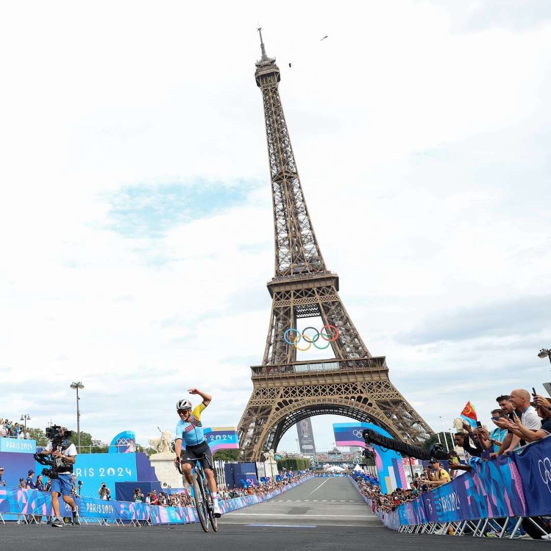 Remco Evenepoel mengangkat tangan tanda meraih medali emas di cabang olahraga Men's Road Race di Olimpiade Paris 2024. (Foto: ist)