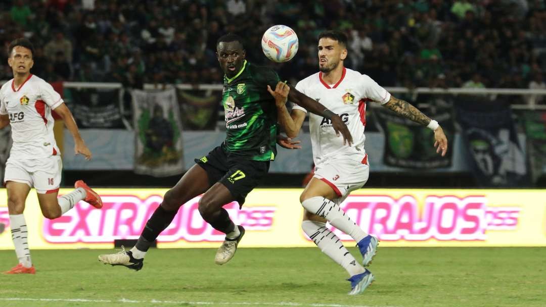 Pemain Persebaya, Flavio Silva (tengah) berebut bola dengan Pemain Persik, Kiko dalam laga uji coba di Stadion Gelora Bung Tomo, Surabaya, Minggu 4 Agustus 2024. (Foto: Fariz Yarbo/Ngopibareng.id)