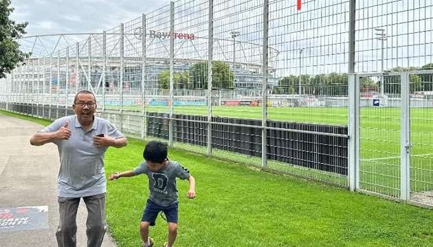 Sukemi, penulis, bersama sang cucu bermain di Stadion BayArena, di Kota Leverkusen, Jerman, akhir pekan lalu. (Foto:Ngopibareng.Id/Sukemi)