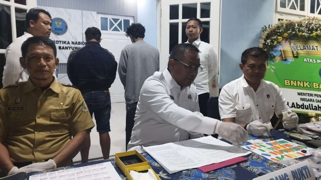 Pelaksana Program P4GN Banyuwangi, Kombespol Faisol Wahyudi menunjukkan barang bukti yang disita. (Foto: Muh Hujaini/Ngopibareng.id)