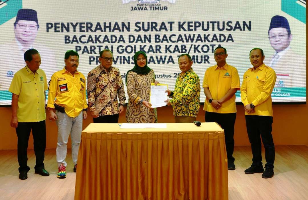 Ipuk Fiestiandani menerima Surat rekomendasi dari Ketua DPD Partai Golkar Jatim, M. Sarmuji (Foto: Istimewa)