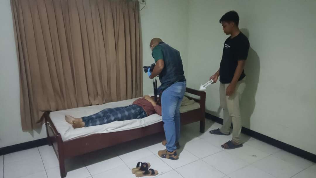 Polisi memeriksa jenazah Yam, 36 tahun, janda, warga Kecamatan Wonomerto, Kabupaten Probolinggo yang ditemukan tewas di kamar hotel. (Foto: Humas Polres)