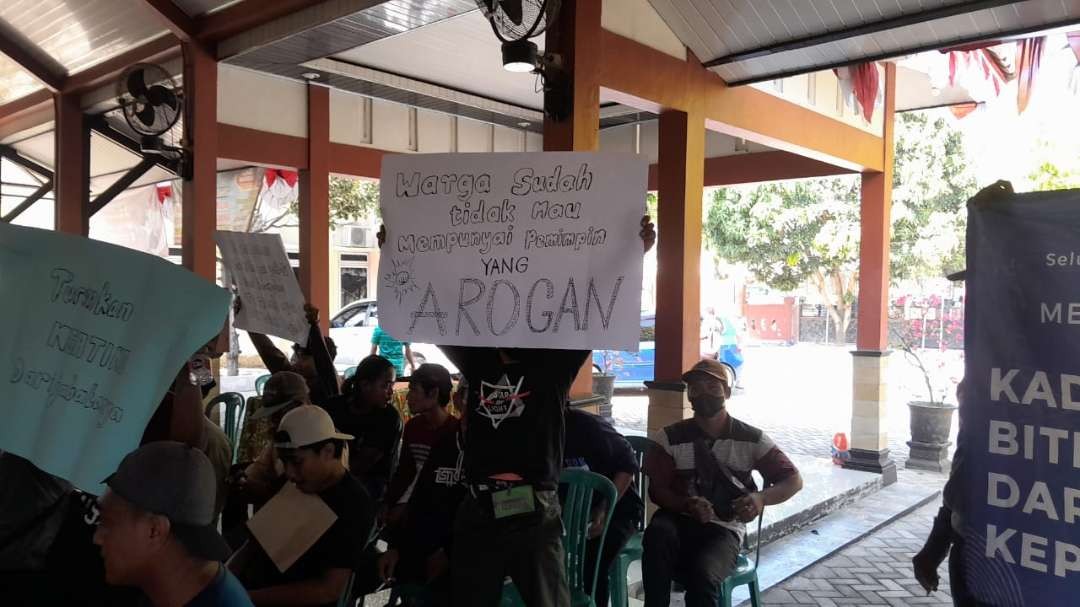 Aksi demo warga Desa Biting Kecamatan Sambong, Blora. (Foto: Ahmad Sampurno/Ngopibareng.id)