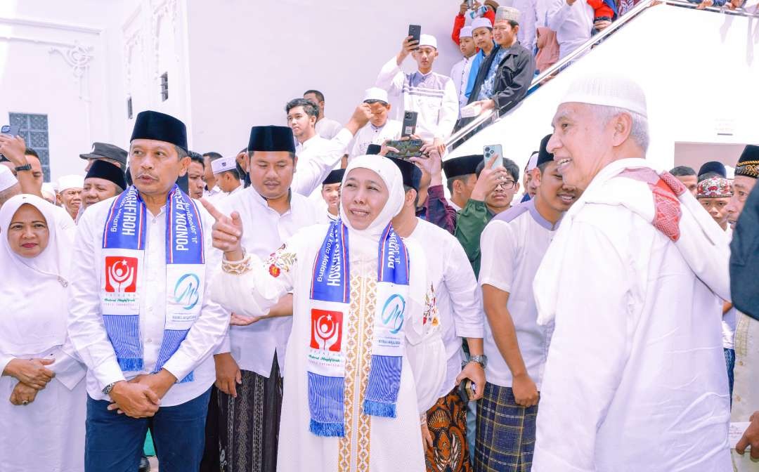 KH Moh Bisri Abdul Fattah, Pengasuh Pesantren Bahrul Maghfirat Kota Malang, bersama Ketua Umum PP Muslimat NU, Hj Khofifah Indar Parawansa. (Foto: dok/ngopibareng.id)