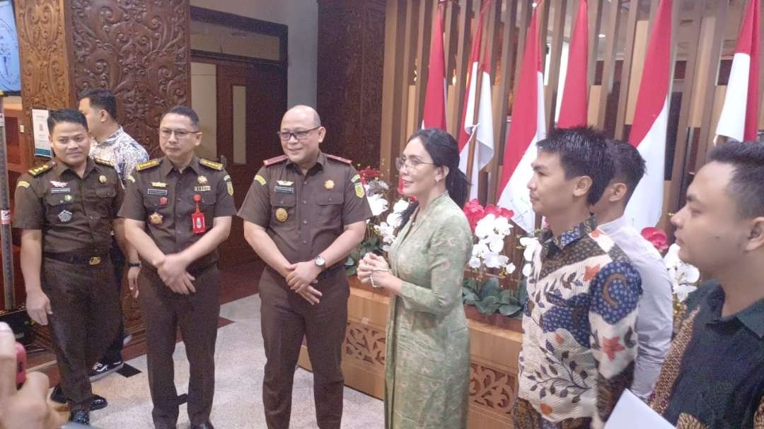 Anggota DPR RI, Rieke Diah Pitaloka mendatangi Kejati Jatim terkait kasus pembunuhan oleh Ronald Tannur. (Foto: Istimewa)