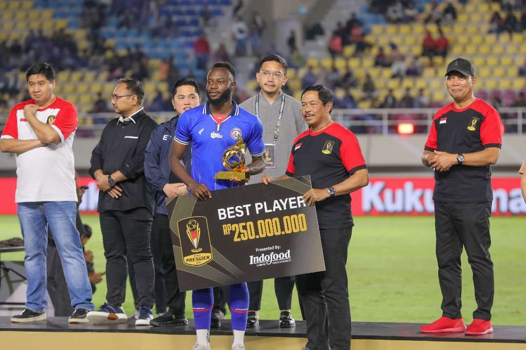 Penjabat Gubernur Jawa Tengah Nana Sudjana saat penyerahan hadiah secara simbolis kepada best player dalam kompetisi sepakbola Piala Presiden di Stadion Manahan Surakarta, 4 Agustus 2024. (Foto Pemprov Jateng)