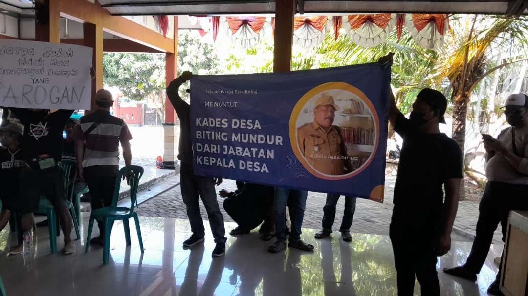 Warga Desa Biting, Blora gelar aksi demo di Kantor Kecamatan Sambong. (Foto: Ahmad Sampurno/Ngopibareng.id)