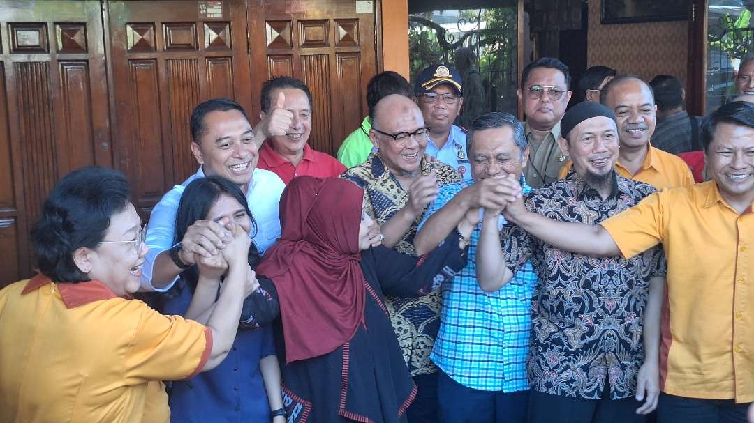 Walikota Surabaya Eri Cahyadi, perwakilan RW di kawasan Manyar Tompotika, dan perwakilan sekolah Petra, Jalan Manyar Tirtoasri, Mulyorejo, seusai melakukan mediasi dan mencapai titik temu atas masalah pungutan keamanan, Senin 5 Agustus 2024. (Foto: Julianus Palermo/Ngopibareng.id)