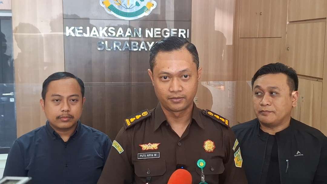 Kasi Intelijen Kejari Surabaya Putu Arya Wibisana saat menjelaskan permohonan kasasi yang diajukan penuntut umum Kejari Surabaya atas putusan bebas Gregorius Ronald Tannur oleh Majelis Hakim PN Surabaya, Senin 5 Agustus 2024. (Foto: Julianus Palermo/Ngopibareng.id)