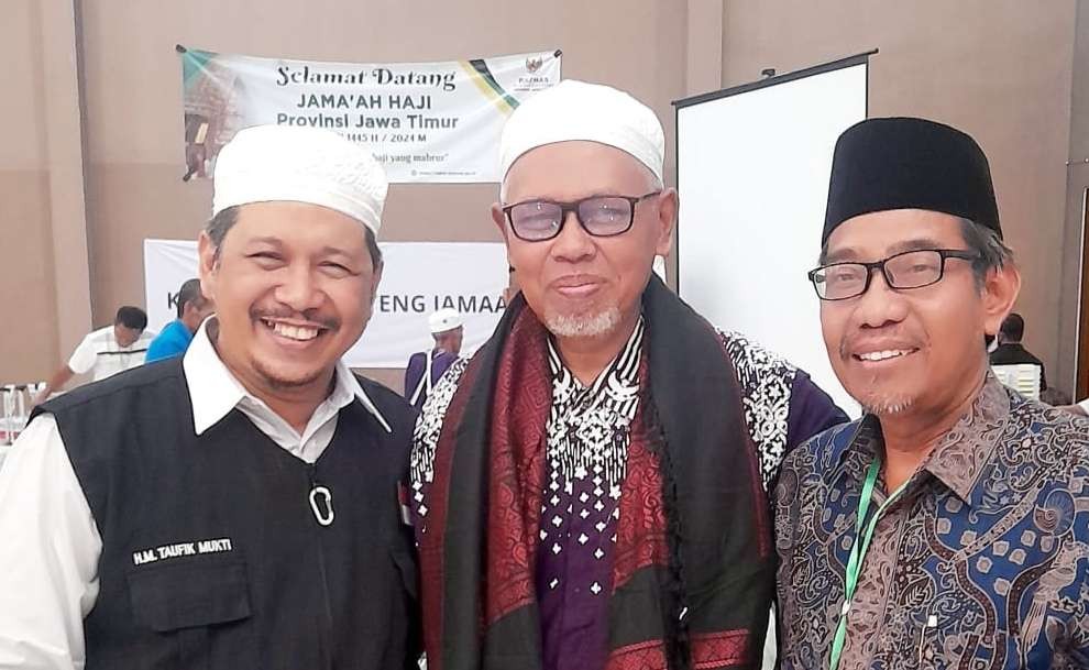 KH Abdul Adhim Cholil, Pengasuh Pesantren di Bangkalan, diapit Ust M. Taufik Mukti dan Ust Samaran. (Foto:dok/ngopibareng.id)