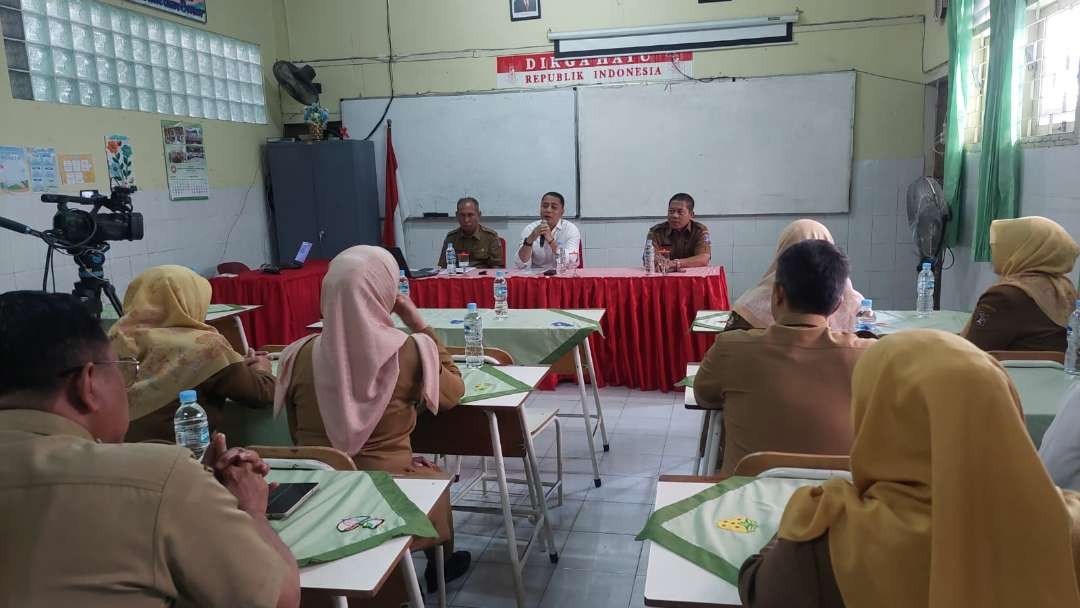 Walikota Surabaya Eri Cahyadi saat memimpin rapat bersama kepala SD dan SMP negeri se-Kota Surabaya, mengimbau untuk tidak membebankan iuran dalam bentuk apapun kepada para pelajar di SDN Ketabang Kali, Senin 5 Agustus 2024. (Foto: Julianus Palermo/Ngopibareng.id)