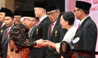 Wapres Ma'ruf Amin menganugerahkan Satya Lencana Bakti Sososial kepada peserta donor darah sukarela  100 kali kepada 1951 orang,  Provinsi Jawa Timur penerima terbanyak ( foto: Setpres)