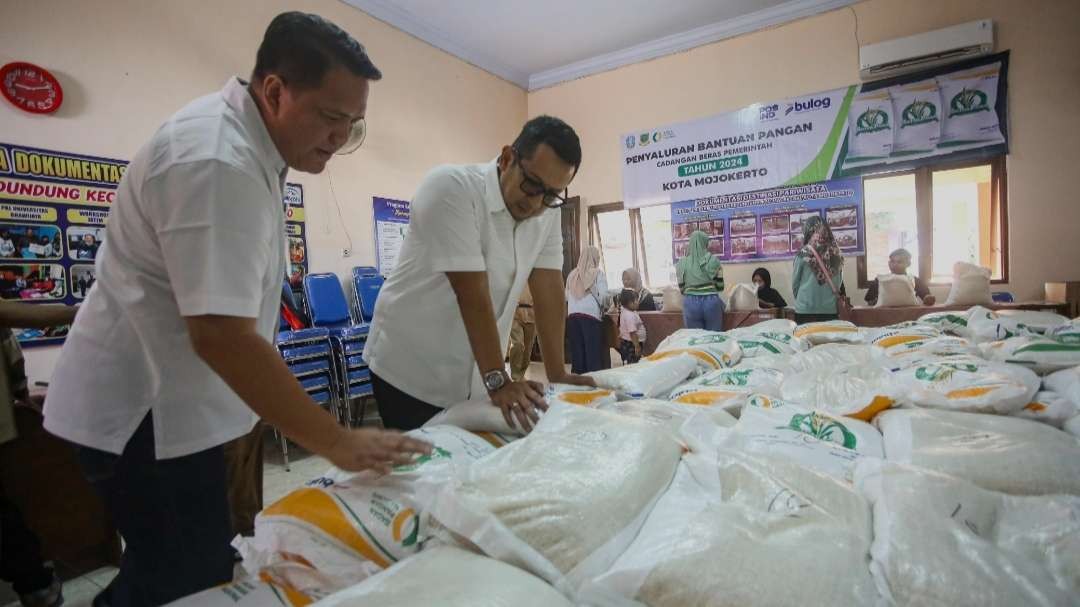 Pj Walikota Mojokerto cek pendistribusian bantuan beras.(Foto: Deni Lukmantara/Ngopibareng.id)