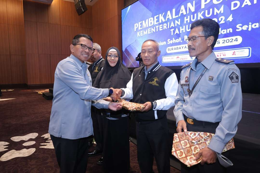 Kepala Kanwil Kemenkumham Jatim Heni Yuwono pada acara Pembekalan Calon Purna Bakti Kemenkumham RI Tahun 2024. (Foto: Humas Kemenkumham Jatim)