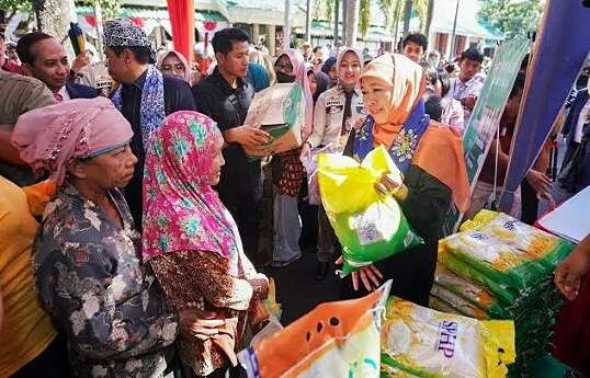 Ketua Umum IKA Unair, Khofifah Indar Parawansa membagikan beras dan telur ayam gratis pada bazar murah di Pendapa Bupati Raden Bagus Assra Bondowoso.(Foto: Dokumen IKA Unair Bondowoso)