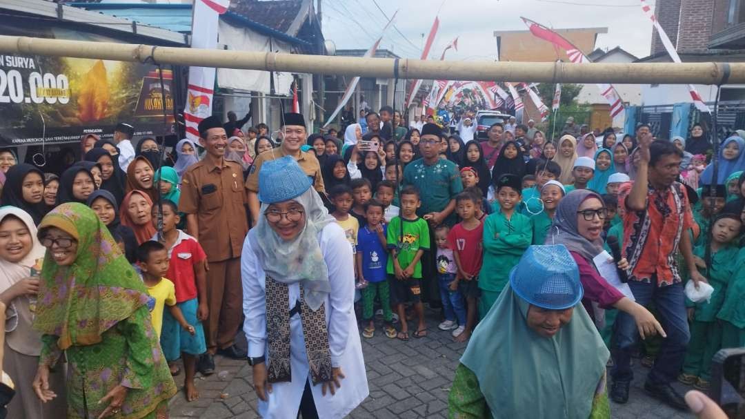 Bupati Banyuwangi Ipuk Fiestiandani mengikuti lomba kait topi bersama ibu-ibu warga Desa Labanasem. (Foto: Muh Hujaini/Ngopibareng.id)