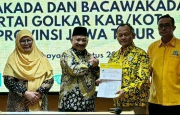 Karna Siswandi didampingi Khoirani menerima SK pengesahan dukungan Golkar maju Pilkada Situbondo 2024 diserahkan Ketua DPD Golkar Jatim Sarmuji.(Foto: Dokumen Golkar Situbondo)